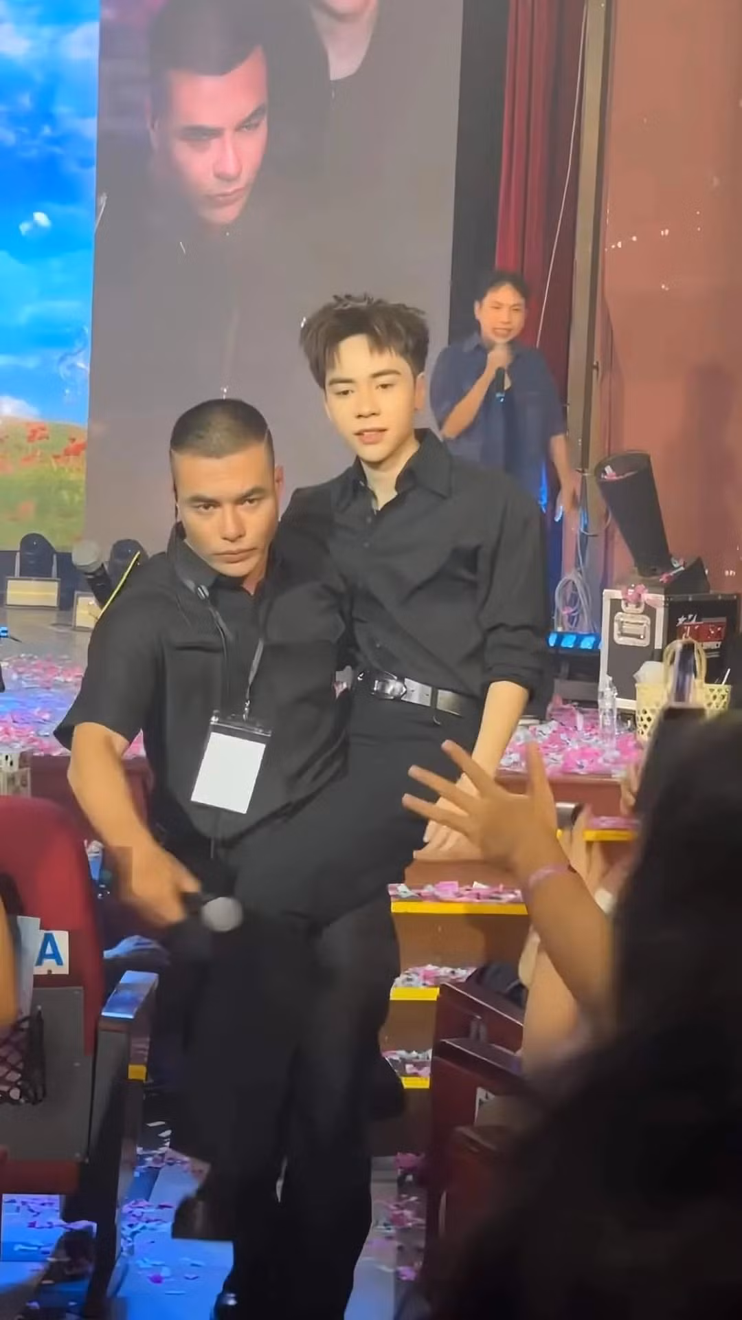 "Diễm" mang đến số lượng "tiểu phẩm" khủng tại fan meeting của Quang Hùng MasterD.