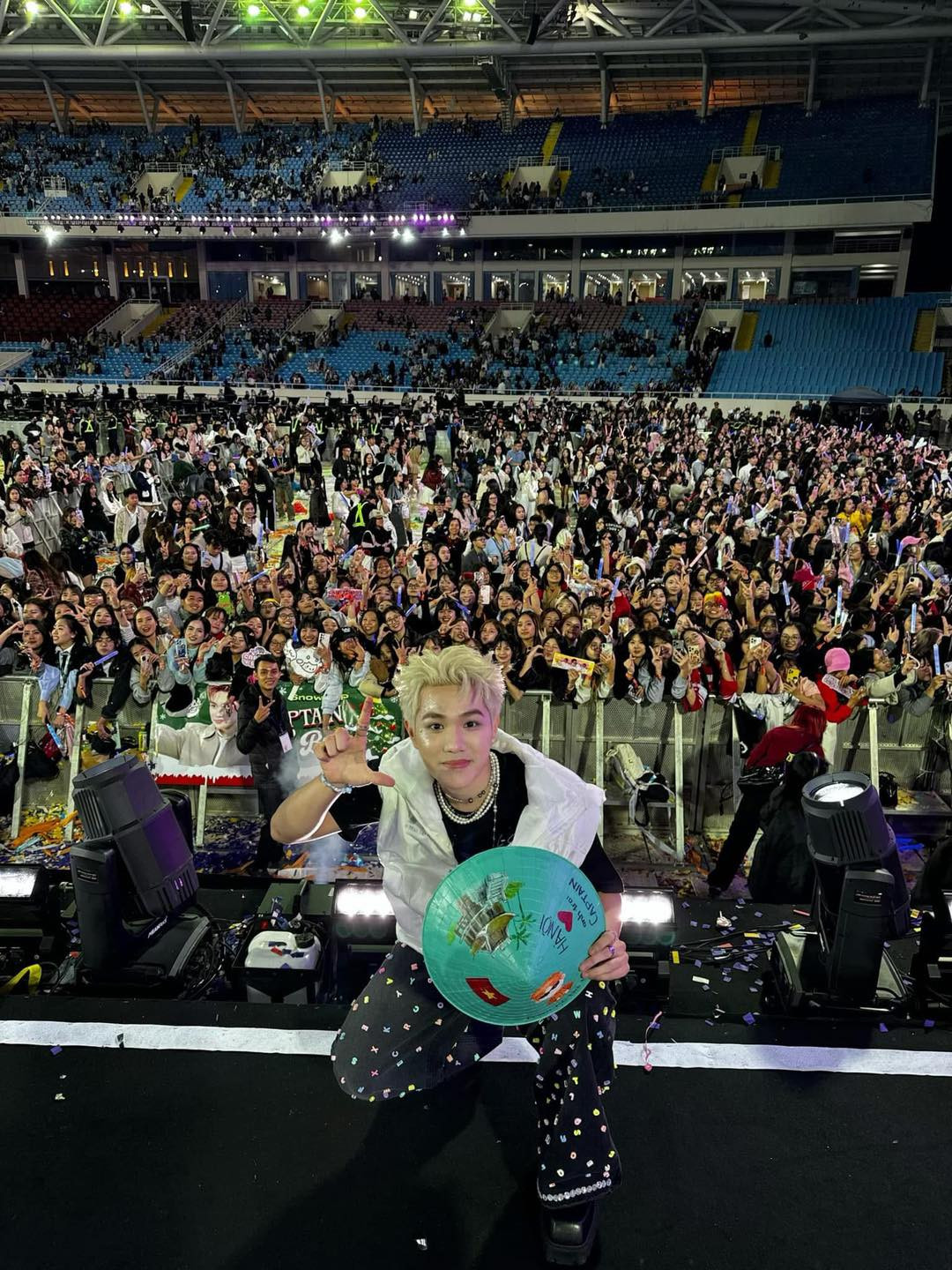 Captain hát quá ít, bị nghi "đối xử bất công" tại concert Anh Trai "Say Hi". Ảnh: FBNV. Captain hát quá ít, bị nghi "đối xử bất công" tại concert Anh Trai "Say Hi". Ảnh: FBNV.