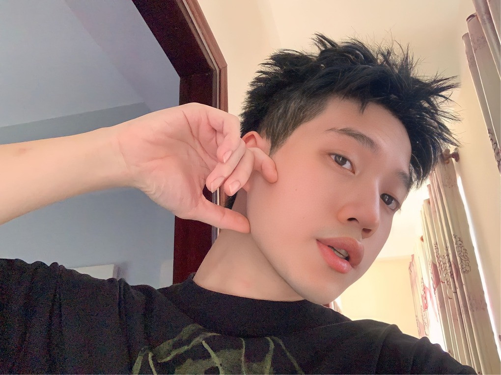 Kewtiie - nhà sản xuất âm nhạc điển trai, tài năng đứng sau nhiều hit của GERDNANG và các ca sĩ trẻ. Kewtiie - nhà sản xuất âm nhạc điển trai, tài năng đứng sau nhiều hit của GERDNANG và các ca sĩ trẻ.