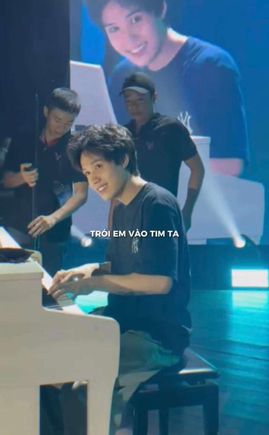 Quang Huy đến ủng hộ fan meeting đầu tiên của anh trai Quang Hùng MasterD.