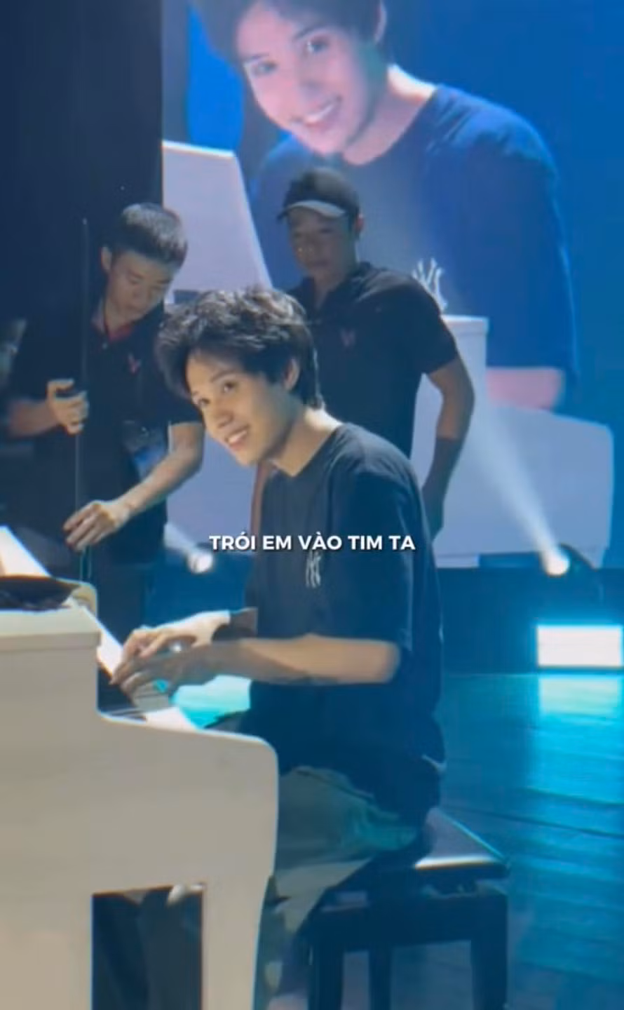 Quang Huy đến ủng hộ fan meeting đầu tiên của anh trai Quang Hùng MasterD.