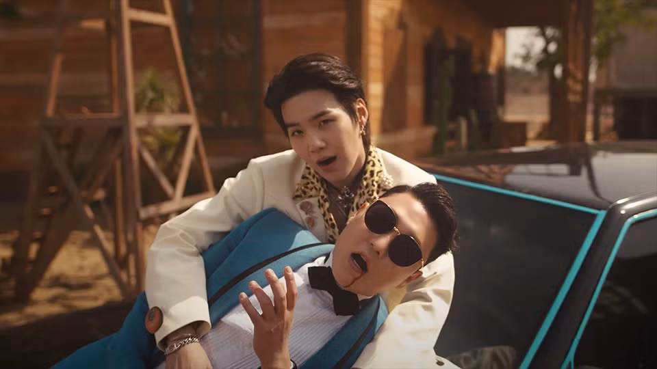 Ngạo Nghễ từng bị dính nghi vấn "sao chép" That That của PSY và SUGA. Ngạo Nghễ từng bị dính nghi vấn "sao chép" That That của PSY và SUGA.