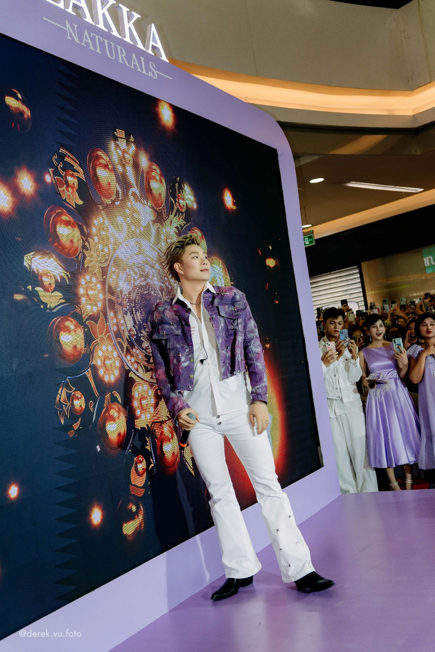 Trang phục diễn của Dương Domic gây tranh cãi. Ảnh: Threads (@derek.vu.foto)