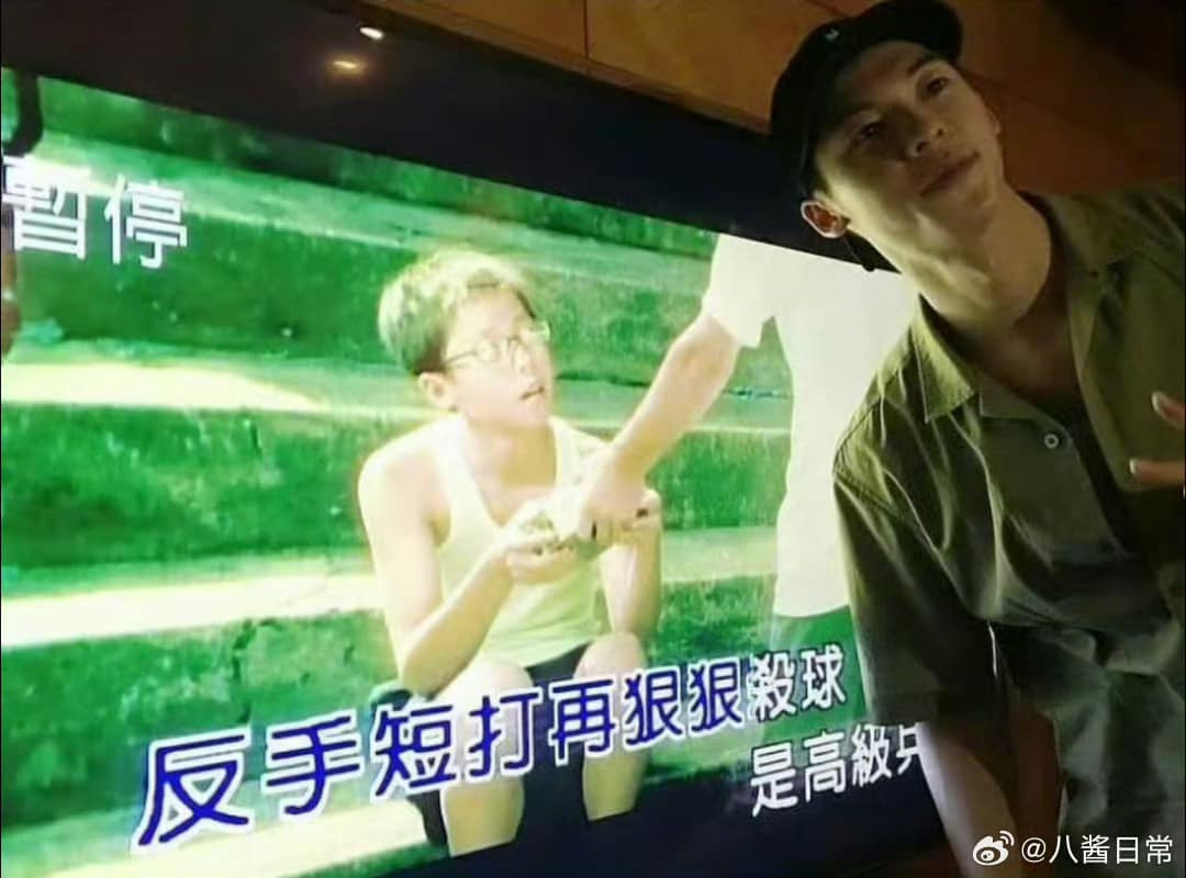 Hứa Quang Hán thời còn đóng MV cho Châu Kiệt Luân, giờ đã "đu idol" thành công. Ảnh: Weibo