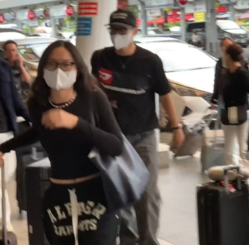 HURRYKNG cùng bạn gái và gia đình ra sân bay. Ảnh: Cắt từ video @uvnezddd_.