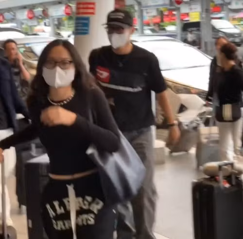 HURRYKNG cùng bạn gái và gia đình ra sân bay. Ảnh: Cắt từ video @uvnezddd_. HURRYKNG cùng bạn gái và gia đình ra sân bay. Ảnh: Cắt từ video @uvnezddd_.