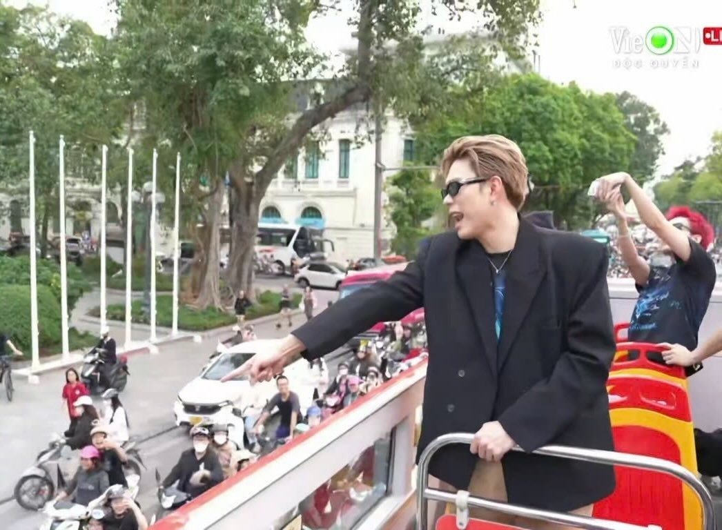 Nhắc nhở fan đội mũ bảo hiểm phiên bản "gia trưởng" của Dương Domic. Ảnh: VieON Nhắc nhở fan đội mũ bảo hiểm phiên bản "gia trưởng" của Dương Domic. Ảnh: VieON