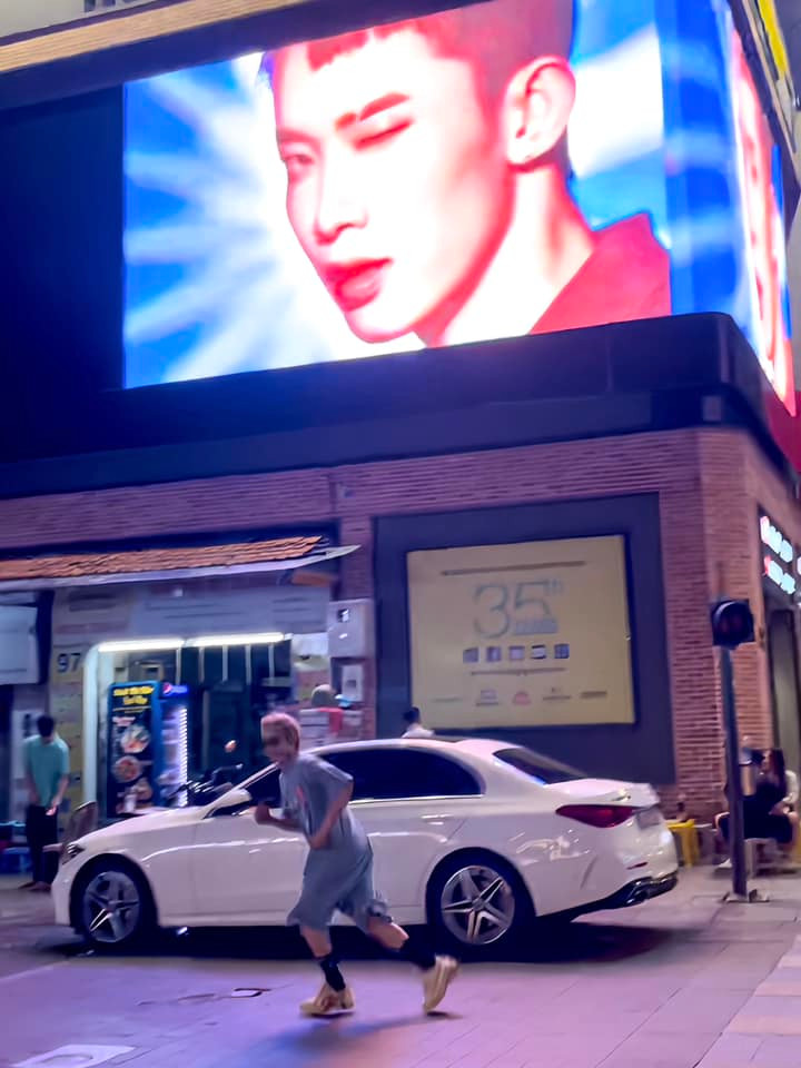 Kay Trần phấn khích chụp ảnh cùng bảng LED được người hâm mộ tặng. Ảnh: Kay Trần