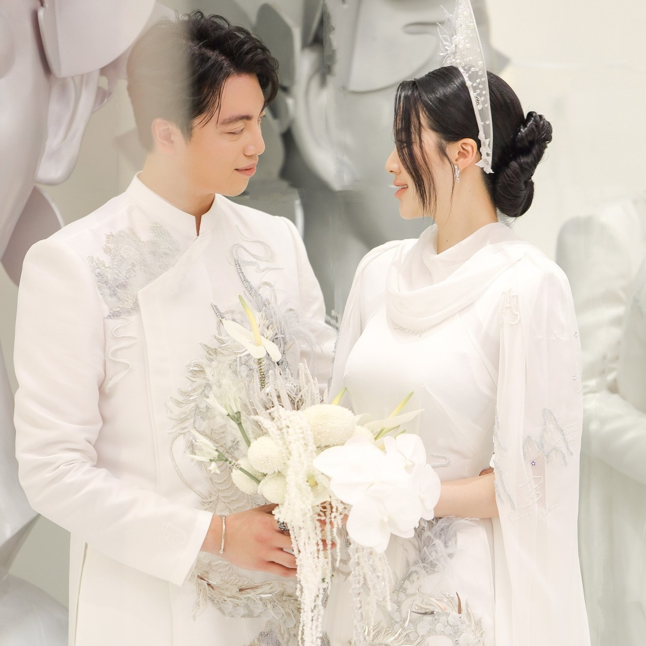 Cặp cô dâu chú rể đang "làm mưa làm gió" MXH vì quá đẹp đôi.