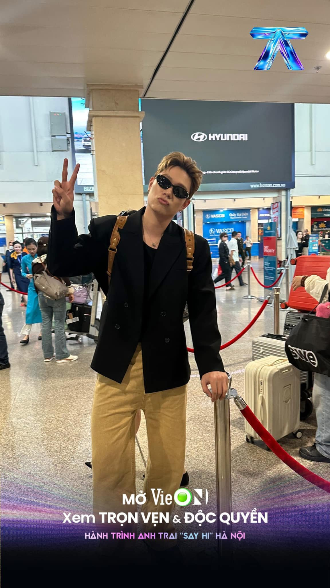 Outfit như tổng tài của Dương Domic tại sân bay. Ảnh: VieON