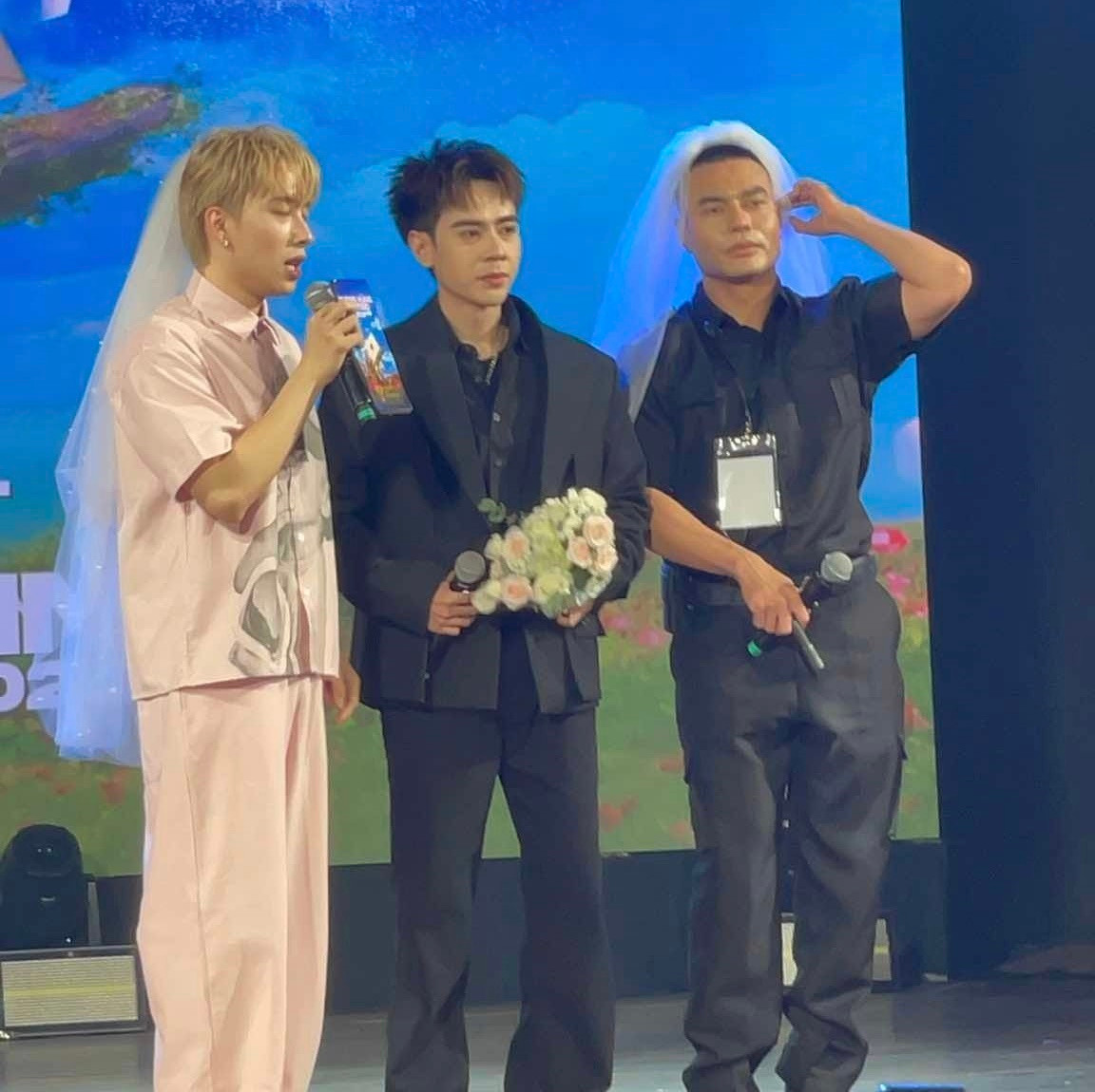 Nicky và Lê Dương Bảo Lâm cũng hóa cô dâu cạnh Quang Hùng MasterD. Nicky và Lê Dương Bảo Lâm cũng hóa cô dâu cạnh Quang Hùng MasterD.