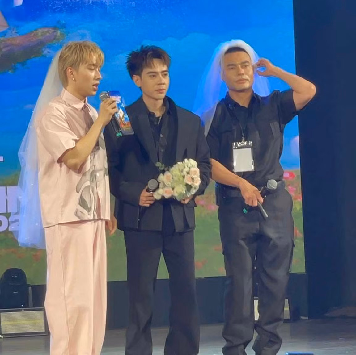 Nicky và Lê Dương Bảo Lâm cũng hóa cô dâu cạnh Quang Hùng MasterD.