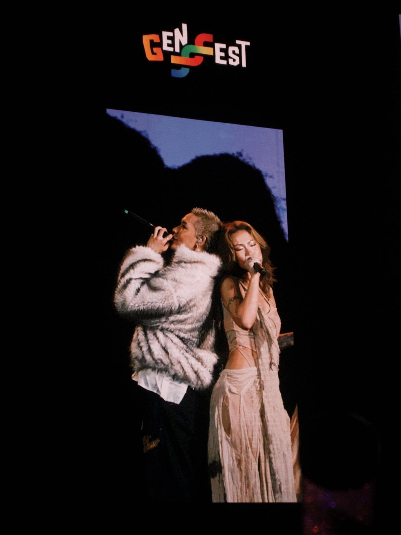 WEAN và Naomi chung sân khấu GenFest D-2. Ảnh: Threads (@igchuon9)