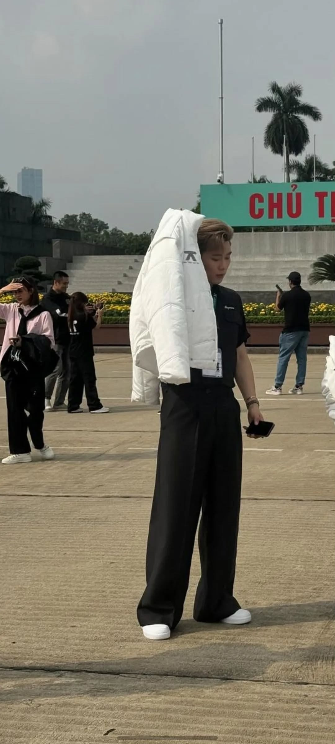 Dương Domic che nắng đáng yêu khi viếng Lăng Bác. Ảnh: Threads (@kunidomic_) Dương Domic che nắng đáng yêu khi viếng Lăng Bác. Ảnh: Threads (@kunidomic_)