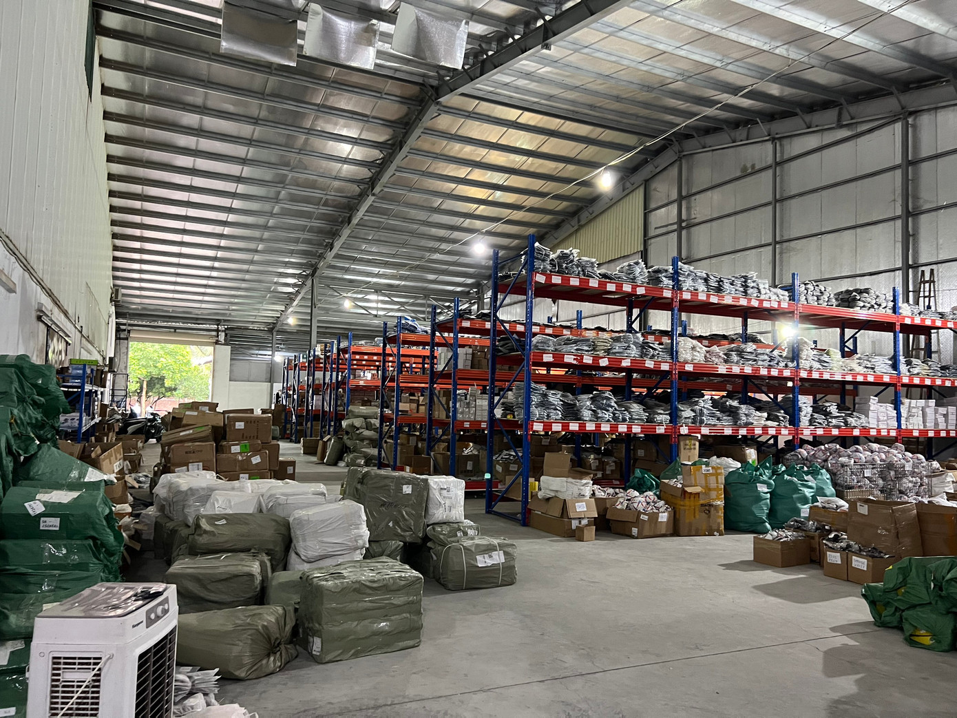 Kho hàng chứa hàng nghìn máy tính bảng, iPhone không rõ nguồn gốc xuất xứ Kho hàng chứa hàng nghìn máy tính bảng, iPhone không rõ nguồn gốc xuất xứ