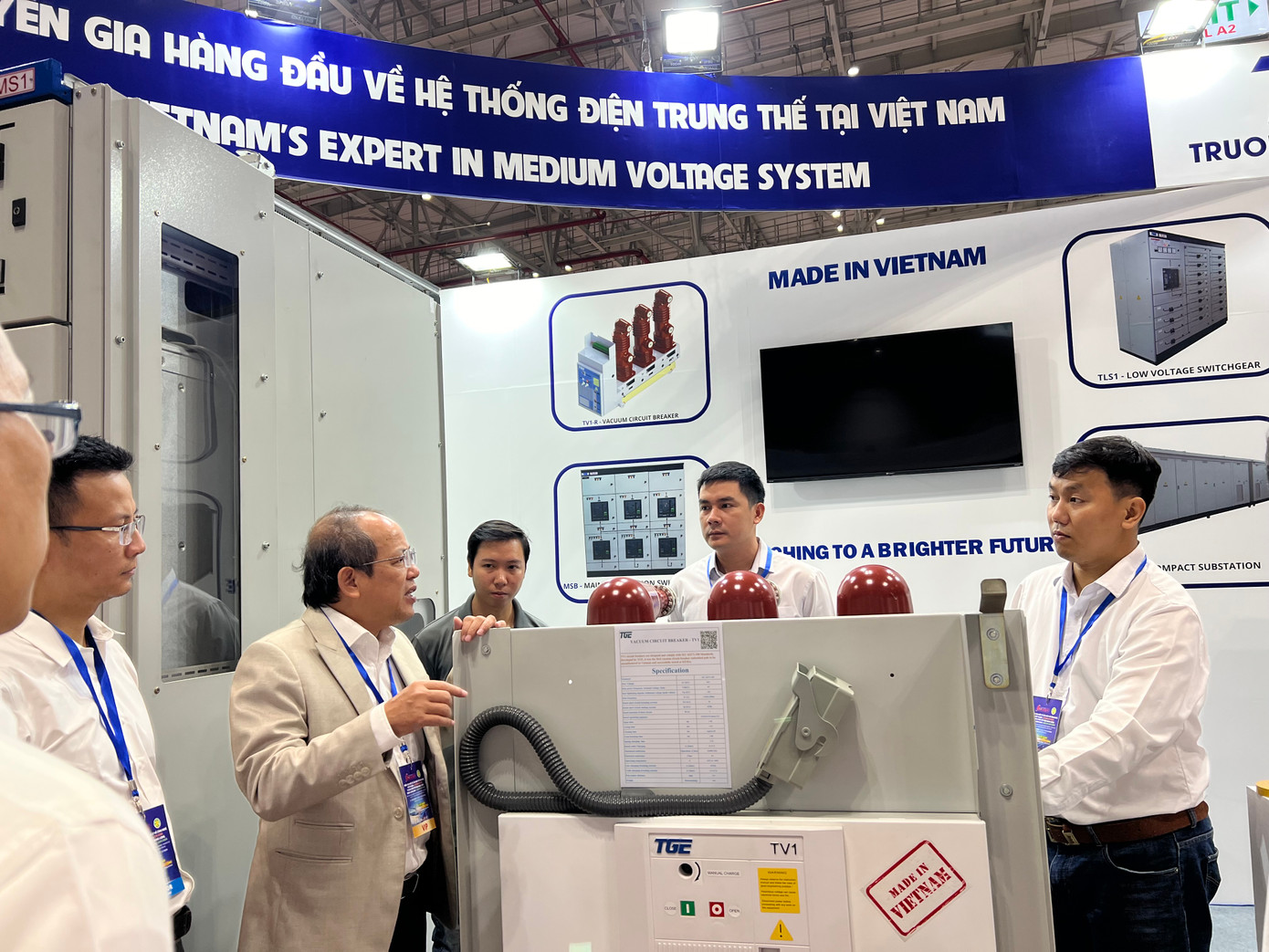 Doanh nghiệp ngành điện trong nước đã sản xuất được những thiết bị đạt tiêu chuẩn và chất lượng của châu Âu (ảnh: U.P) Doanh nghiệp ngành điện trong nước đã sản xuất được những thiết bị đạt tiêu chuẩn và chất lượng của châu Âu (ảnh: U.P)