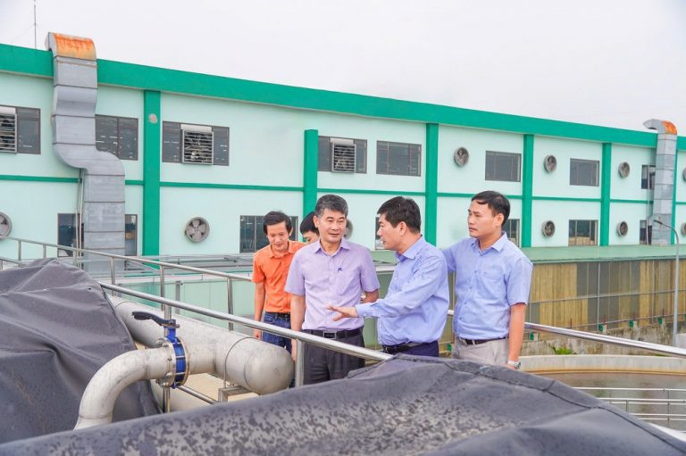 Ông Cao Hữu Hiếu, Tổng Giám đốc Vinatex và lãnh đạo Sở Tài nguyên Môi trường Hưng Yên kiểm tra hoạt động của nhà máy