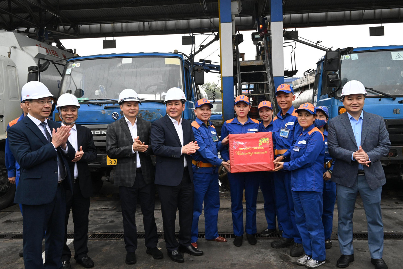Bộ trưởng Công Thương tặng quà cán bộ, công nhân viên Petrolimex.