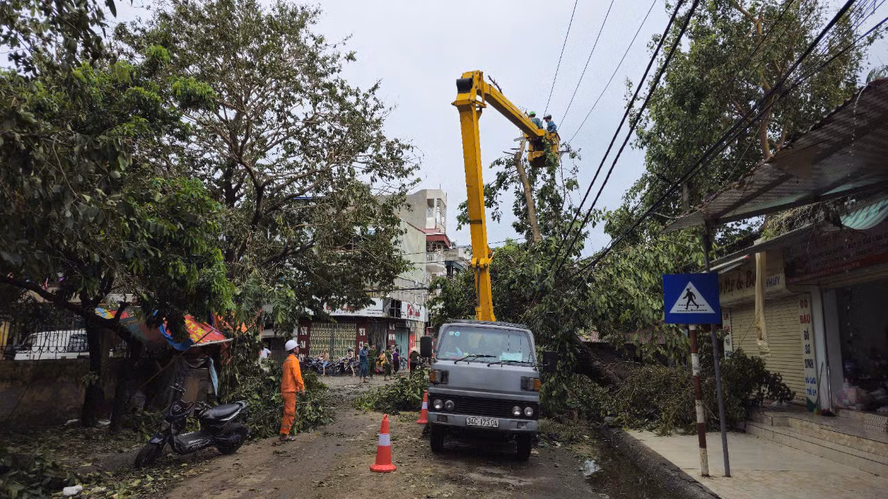 Công nhân điện lực khắc phục sự cố về điện.