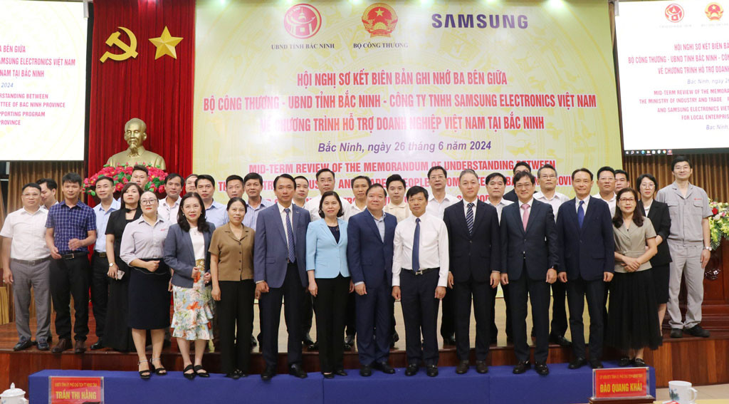Đại diện Bộ Công Thương, tỉnh Bắc Ninh cùng Samsung tại lễ sơ kết sau 3 năm thực hiện biên bản ghi nhớ Dự án hỗ trợ doanh nghiệp Việt Nam tại Bắc Ninh