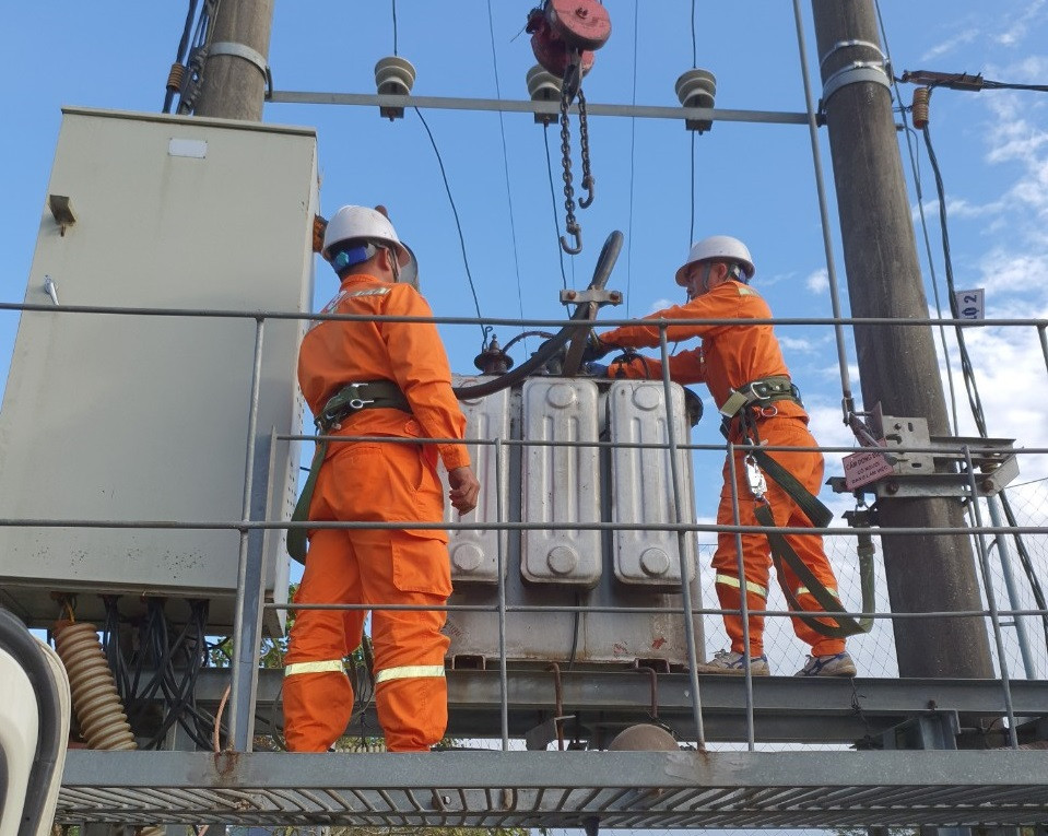 Chủ tịch EVN yêu cầu cần dứt điểm khắc phục tình trạng chậm tiến độ, phát sinh chi phí trong các dự án điện. Chủ tịch EVN yêu cầu cần dứt điểm khắc phục tình trạng chậm tiến độ, phát sinh chi phí trong các dự án điện.