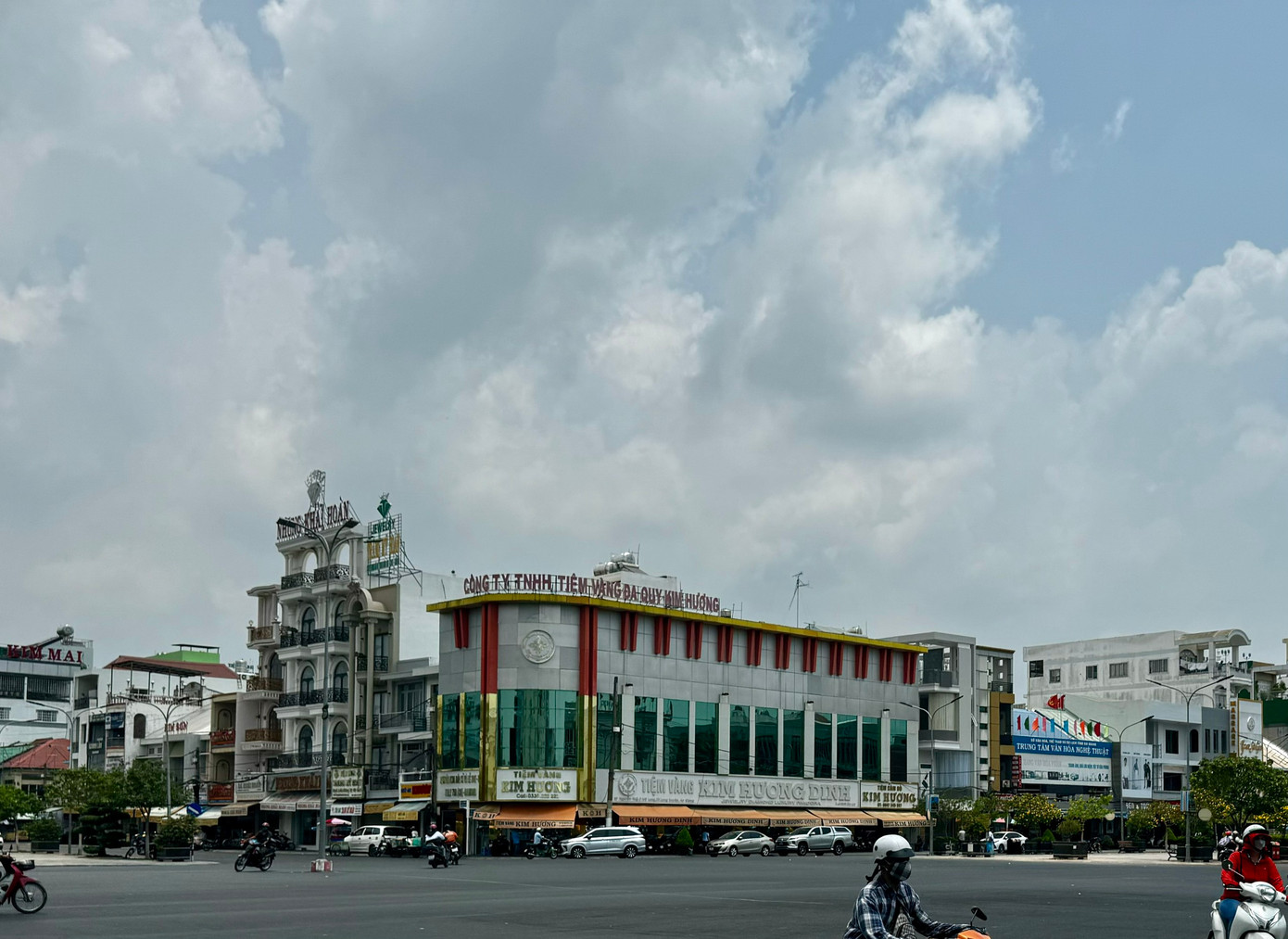 Tiệm vàng lớn nhất thành phố Long Xuyên.