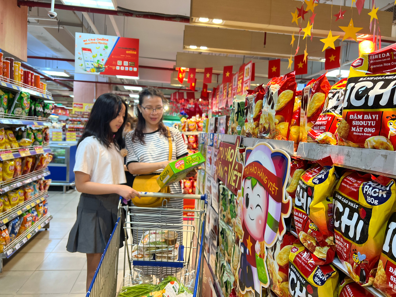 Người dân chọn mua hàng Việt tại siêu thị Co.opmart. Ảnh: Uyên Phương