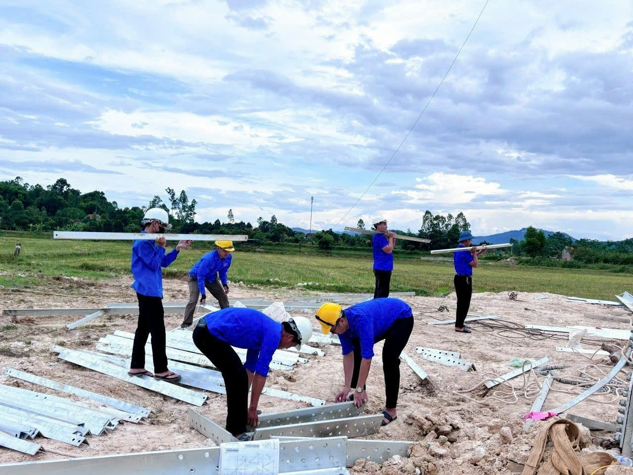 6.272 đoàn viên, thanh niên đã tham gia hỗ trợ thi công đường dây 500kV mạch 3. 6.272 đoàn viên, thanh niên đã tham gia hỗ trợ thi công đường dây 500kV mạch 3.