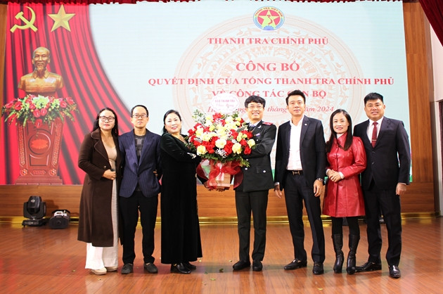 Đảng ủy, Ban Biên tập tặng hoa chúc mừng tân Tổng Biên tập Báo Thanh tra Nguyễn Tuấn Anh. Ảnh: PH