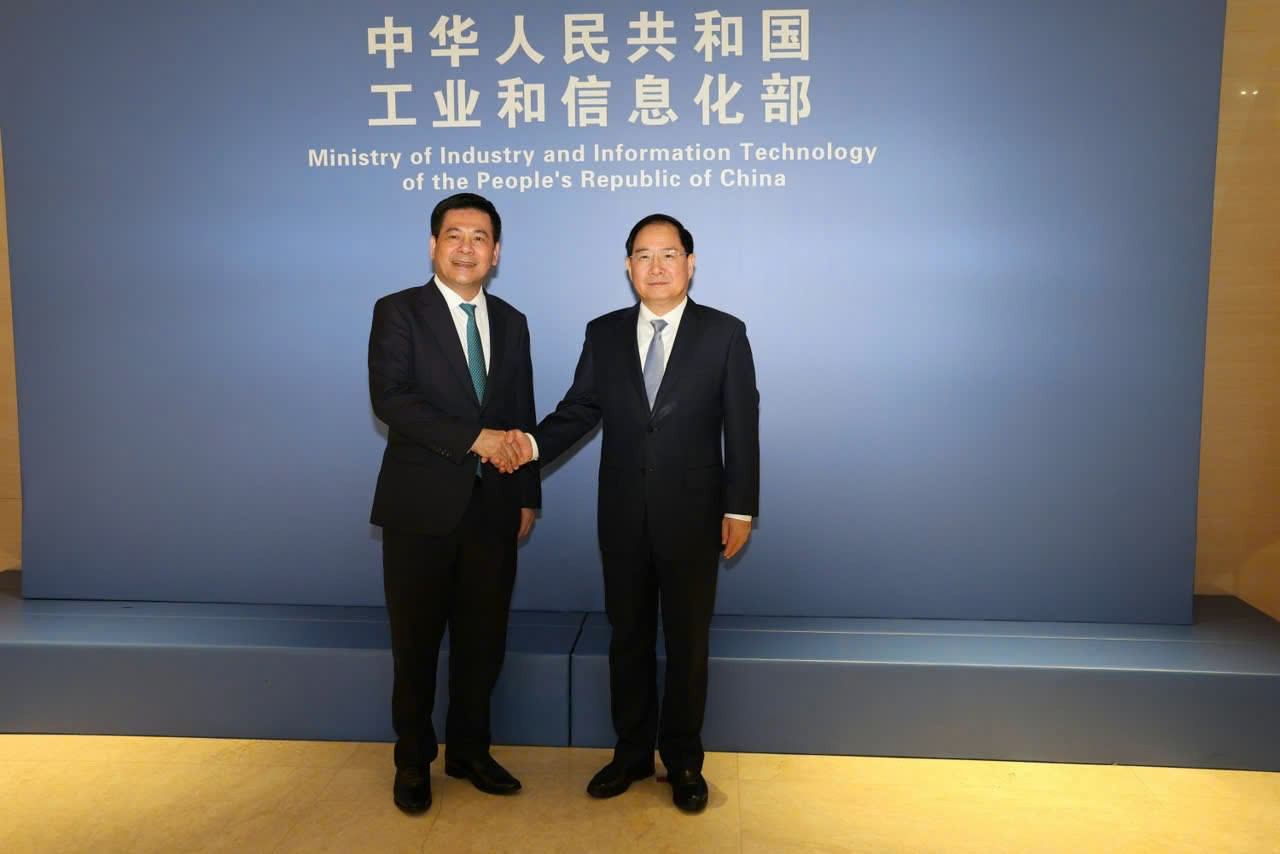 Bộ trưởng Công Thương Nguyễn Hồng Diên trong buổi làm việc với Bộ trưởng Bộ Công nghiệp và Công nghệ Trung Quốc ngày 30/9