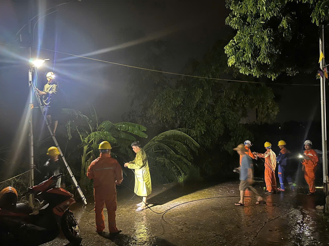 Công nhân Điện lực Phú Thọ khắc phục sự cố, cấp điện cho người dân trong đêm.