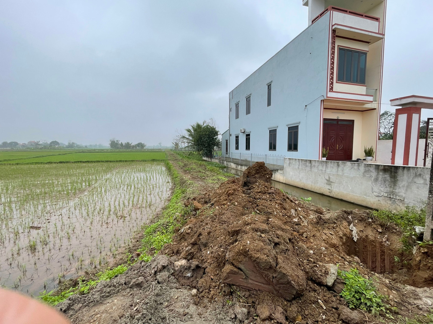 Nhiều vị trí hố móng được bàn giao từ 1 - 2 tháng nhưng nhà thầu vẫn chưa thi công đường vào.