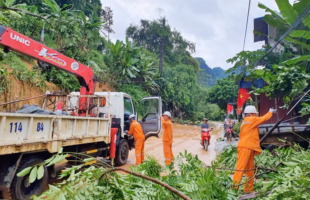 Công nhân ngành điện khắc phục sự cố sau bão, lũ.
