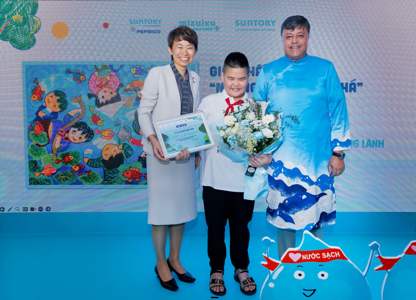 Bạn Lê Huy Việt Phúc đạt giải nhất với tác phẩm “Giữa dòng nước trong lành".