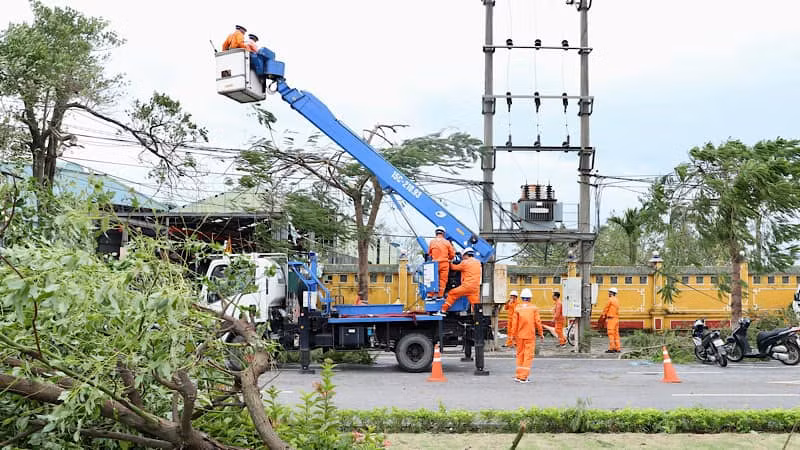 Công nhân ngành điện khắc phục sự cố sau bão số 3
