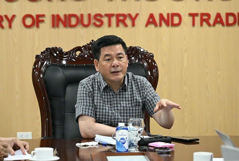 Bộ trưởng Công Thương yêu cầu sớm cấp điện trở lại, đảm bảo nguồn cung xăng dầu, hàng hoá cho người dân.