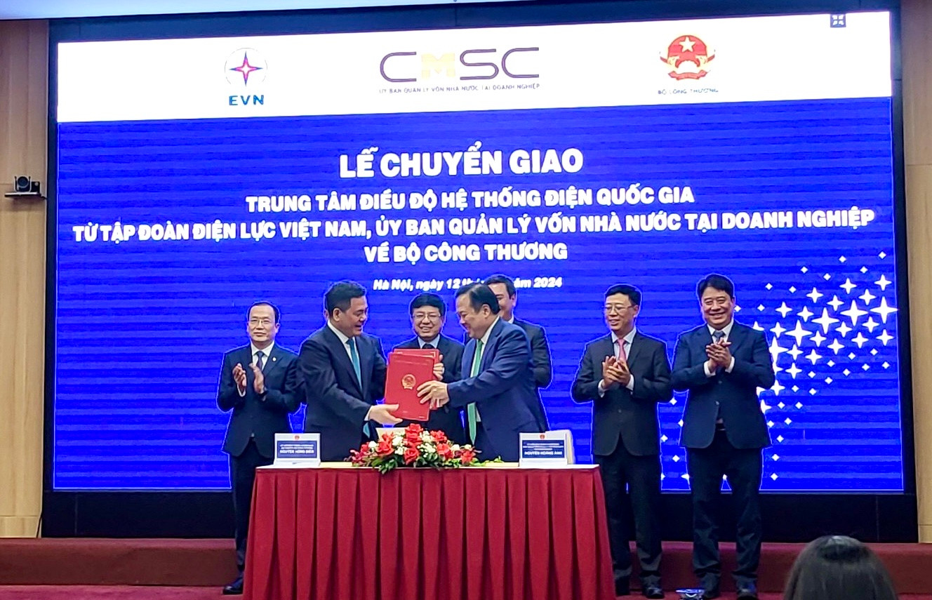 Bộ trưởng Công Thương Nguyễn Hồng Diên và Chủ tịch Uỷ ban Quản lý vốn nhà nước tại doanh nghiệp ký biên bản bàn giao quyền chủ sở hữu NSMO.