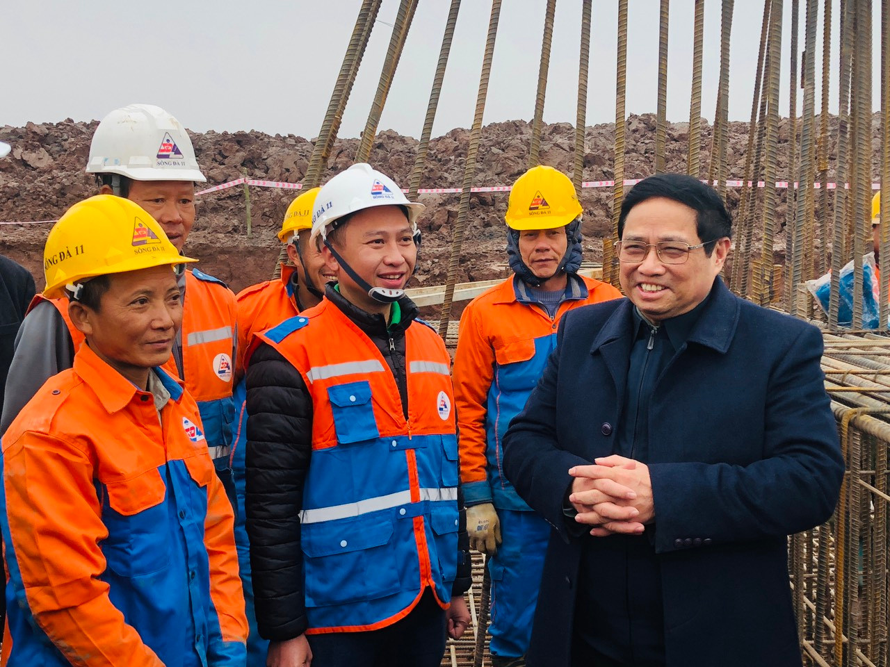 Thủ tướng thăm và động viên người lao động trên công trường thi công đường dây 500 kV mạch 3. Thủ tướng thăm và động viên người lao động trên công trường thi công đường dây 500 kV mạch 3.