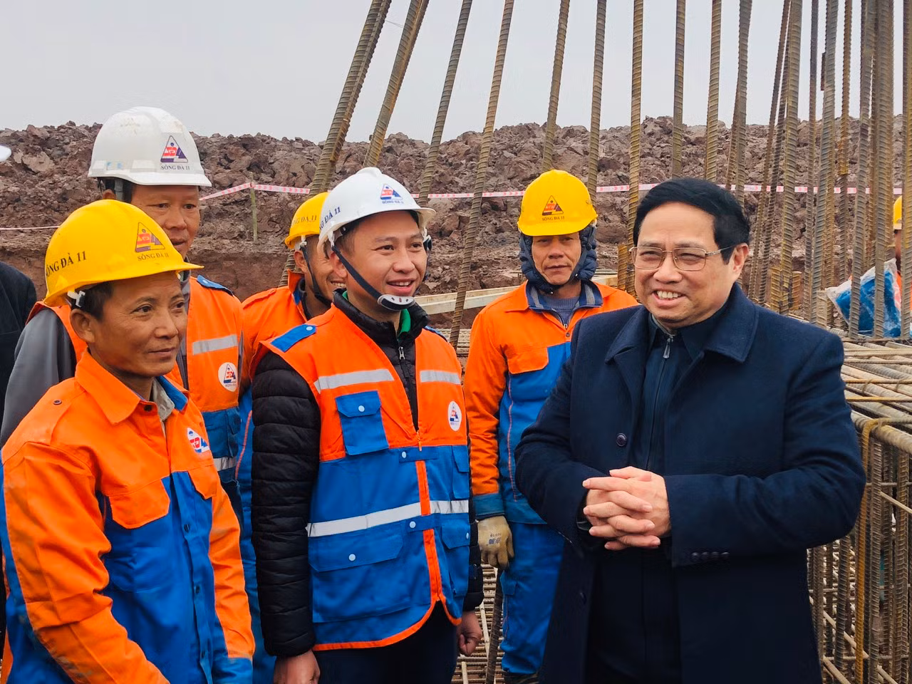 Thủ tướng thăm và động viên người lao động trên công trường thi công đường dây 500 kV mạch 3.
