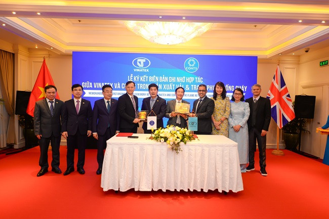 Lãnh đạo Vinatex và Coast tại lễ ký biên bản hợp tác sản xuất vải chống cháy Lãnh đạo Vinatex và Coast tại lễ ký biên bản hợp tác sản xuất vải chống cháy