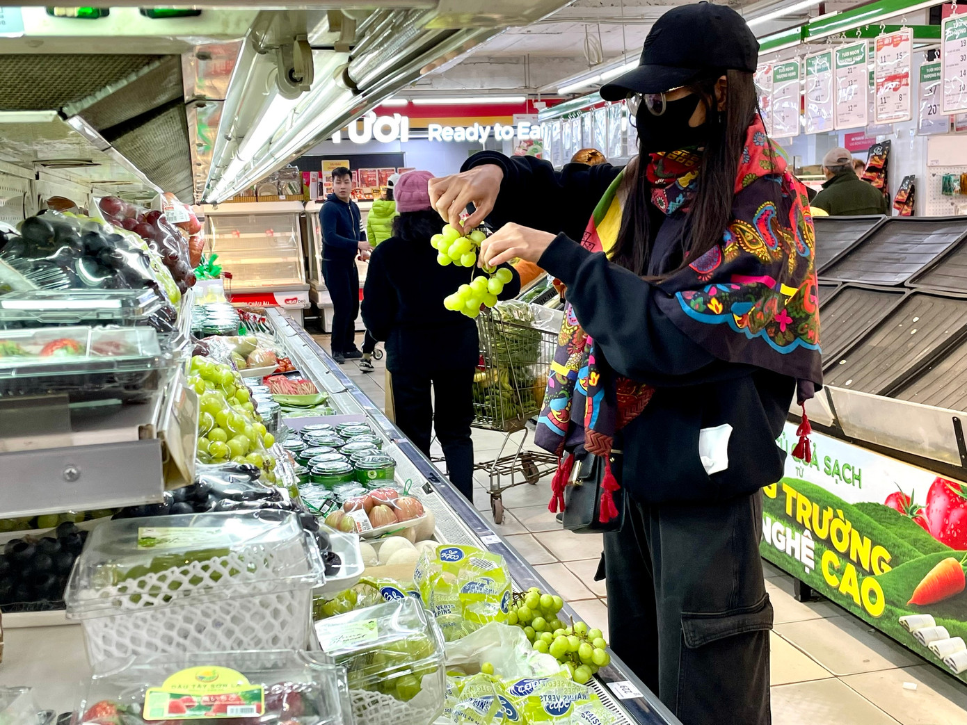 Theo Bộ Công Thương, nguồn cung hàng hóa ổn định, siêu thị mở cửa suốt dịp Tết đã hạn chế tâm lý tích trữ của người dân.