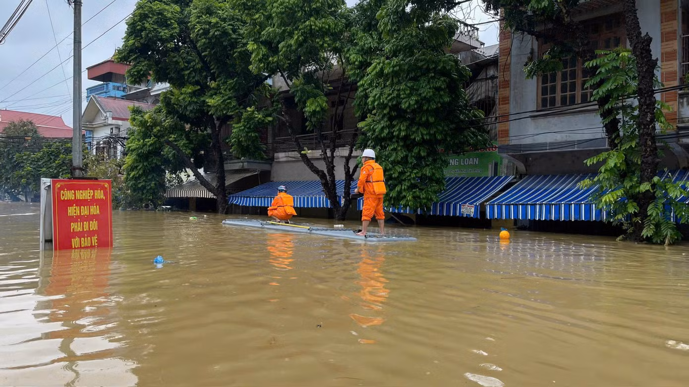 Công nhân Điện lực Lạng Sơn hỗ trợ người dân và xử lý các sự cố về điện.