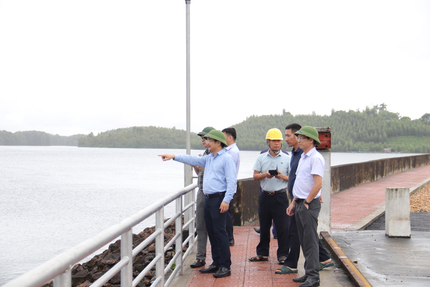 Đoàn công tác của Bộ Công Thương kiểm tra việc xả lũ tại thuỷ điện Thác Bà chiều 10/9. Đoàn công tác của Bộ Công Thương kiểm tra việc xả lũ tại thuỷ điện Thác Bà chiều 10/9.
