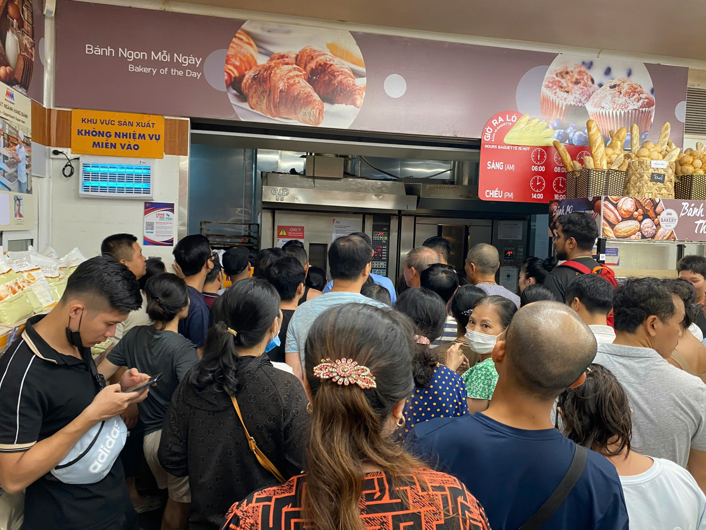 Người dân chen nhau xếp hàng mua bánh mì tại MM MegaMega Hồng Bàng - Hải Phòng.