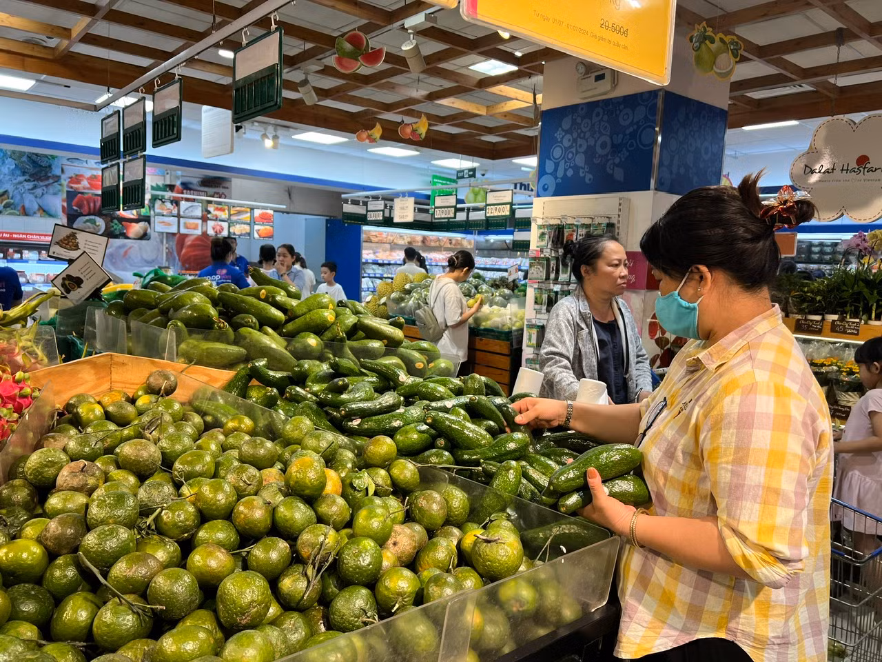 Dù đã triển khai nhiều chương trình kích cầu mua sắm nhưng hiện sức mua còn thấp. Ảnh: Uyên Phương
