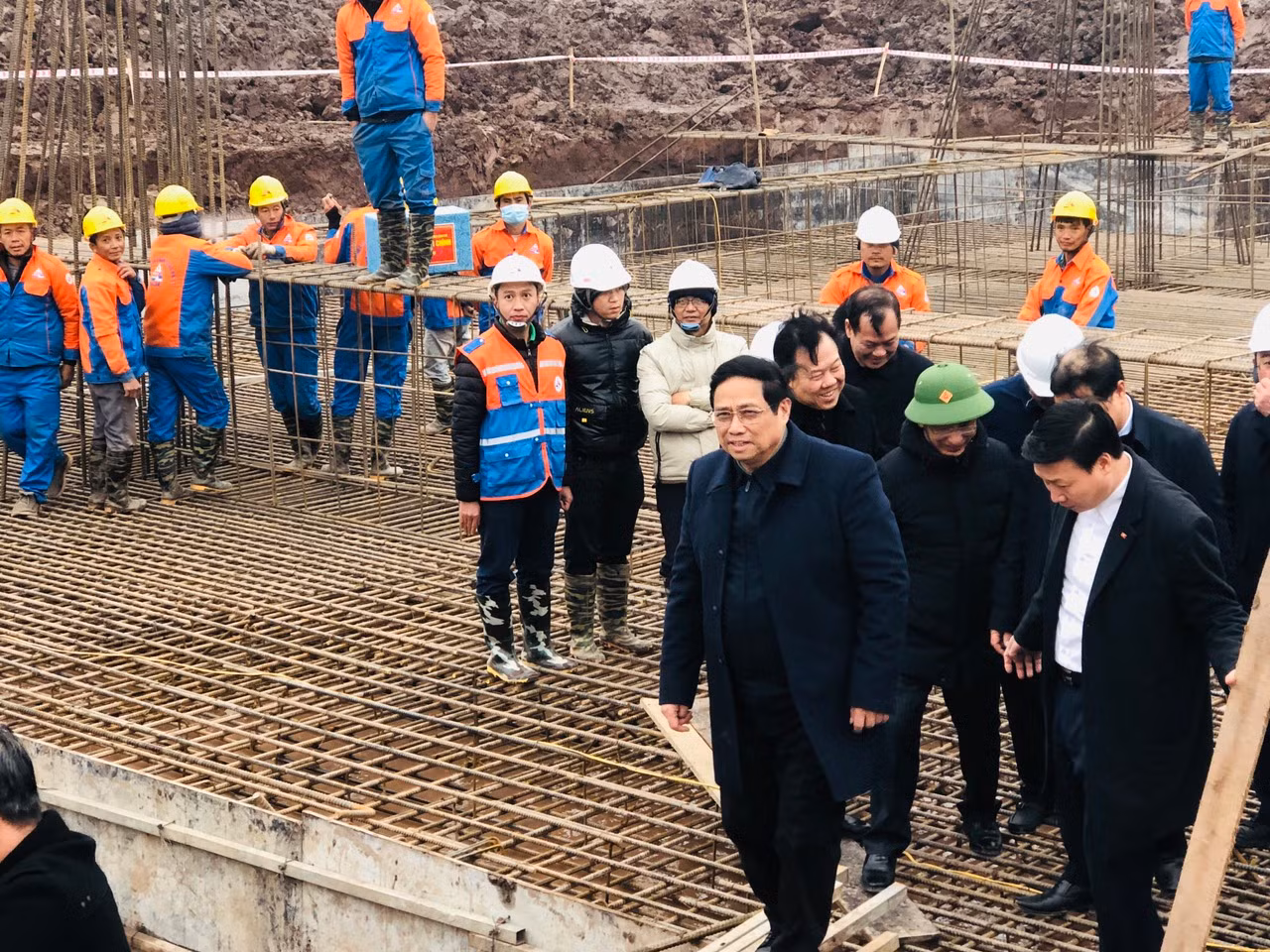 Thủ tướng xuống hiện trường thăm, tặng quà các công nhân tham gia thi công cột móng đường dây 500 kV.
