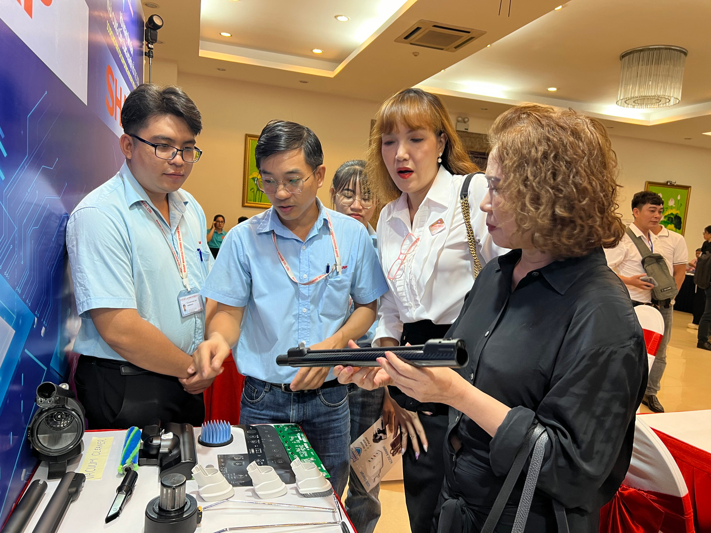 Các doanh nghiệp công nghiệp hỗ trợ tìm kiếm cơ hội giao thương, giới thiệu sản phẩm, mở rộng chuỗi cung ứng thông qua các chương trình Hội nghị tìm kiếm nhà cung cấp công nghiệp hỗ trợ. Ảnh: Uyên Phương Các doanh nghiệp công nghiệp hỗ trợ tìm kiếm cơ hội giao thương, giới thiệu sản phẩm, mở rộng chuỗi cung ứng thông qua các chương trình Hội nghị tìm kiếm nhà cung cấp công nghiệp hỗ trợ. Ảnh: Uyên Phương