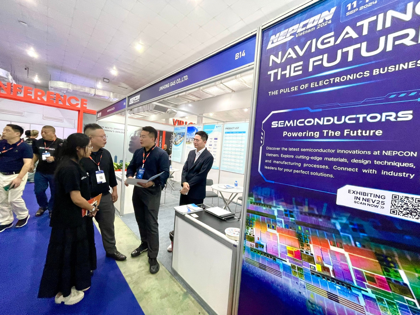 Các doanh nghiệp trao đổi thông tin, giới thiệu các cơ hội giao thương tại triển lãm Các doanh nghiệp trao đổi thông tin, giới thiệu các cơ hội giao thương tại triển lãm