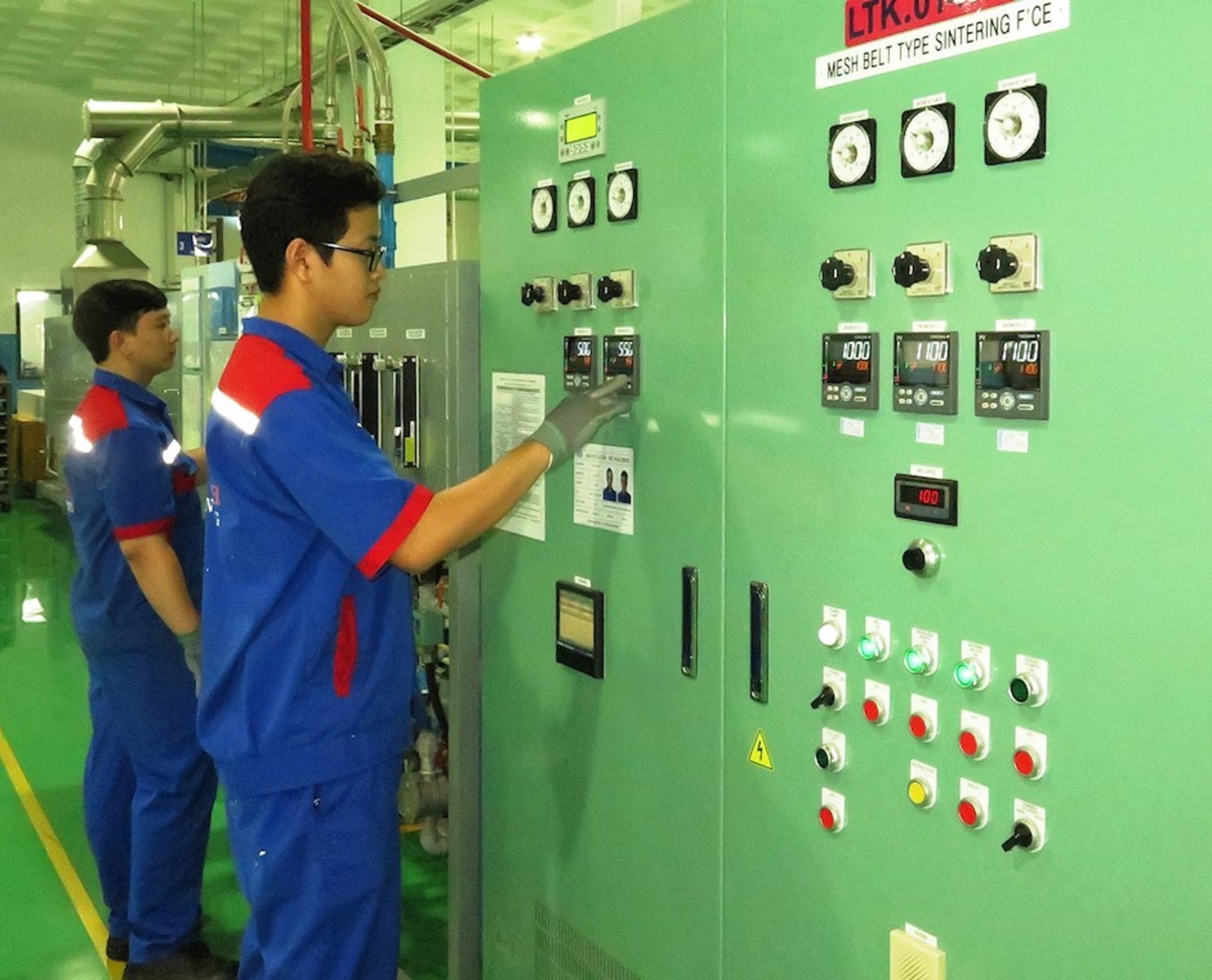 Công nhân kỹ thuật vận hành thiết bị trong nhà máy chính xác Duy Khanh. Ảnh: Uyên Phương Công nhân kỹ thuật vận hành thiết bị trong nhà máy chính xác Duy Khanh. Ảnh: Uyên Phương