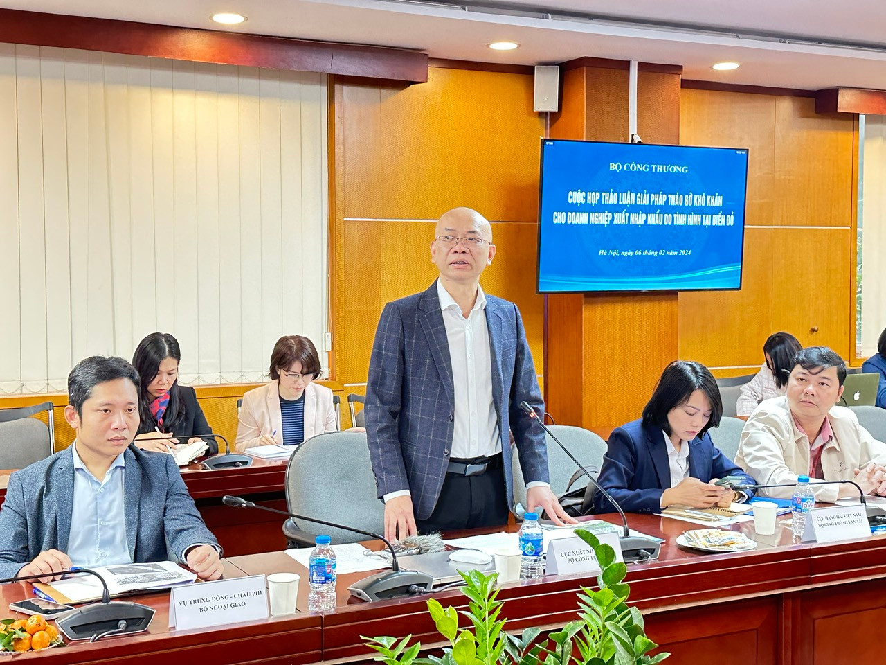 Cục phó Xuất nhập khẩu Trần Thanh Hải cho biết, sẽ có biện pháp xử lý những hãng tàu tự ý tăng cước, không niêm yết cước phí